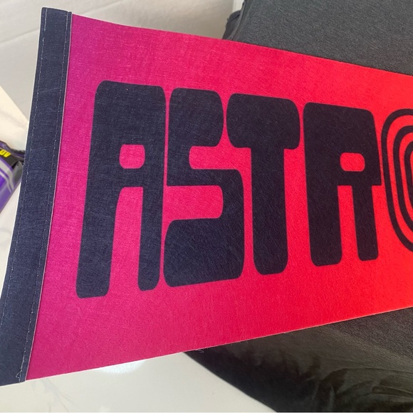 2021 Astroworld Travis Scott Pennant Flag Tour Merch Red & Black New 24 inches - Picture 3 of 7